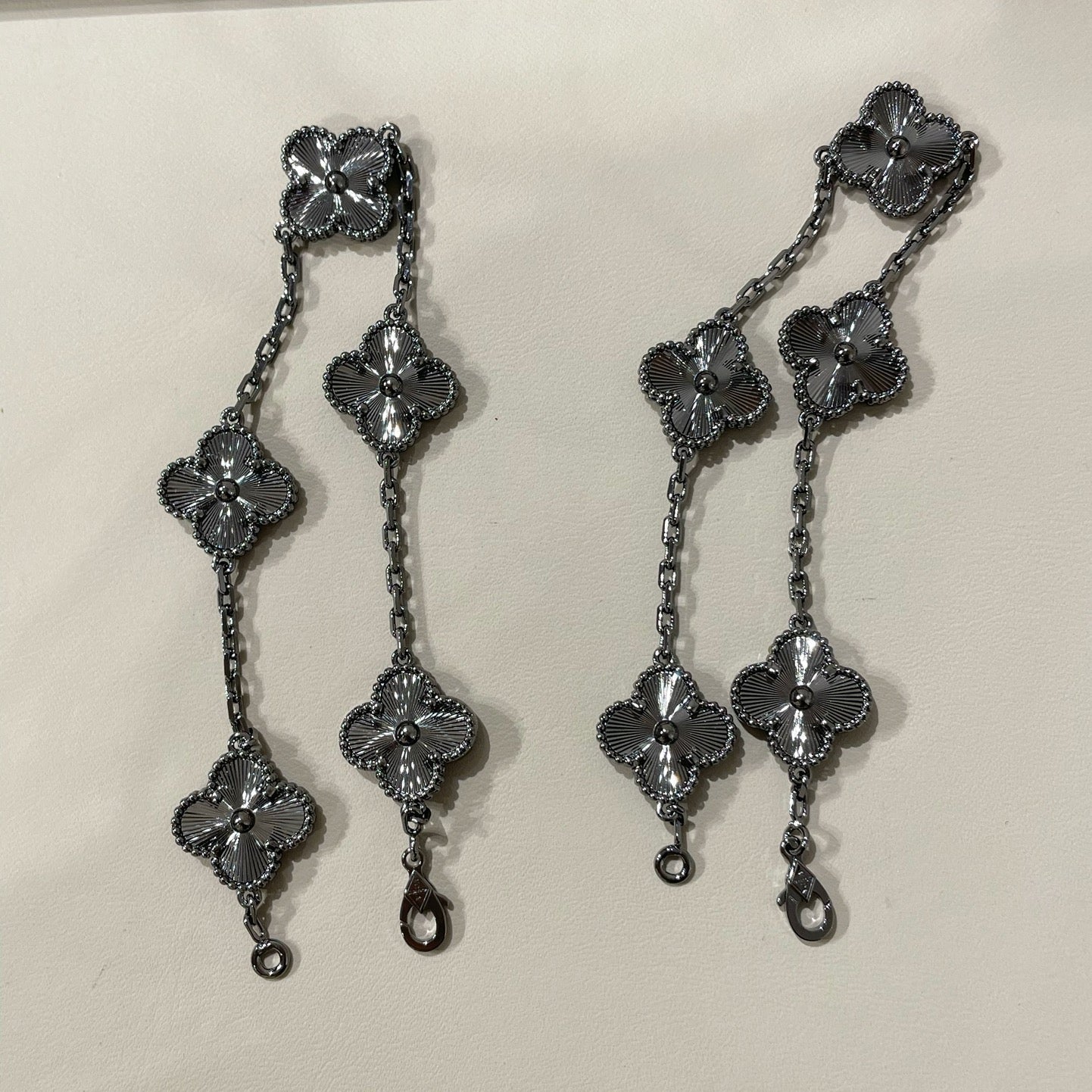 [Everoly JW]CLOVER 5 MOTIF BLACK BRACELET