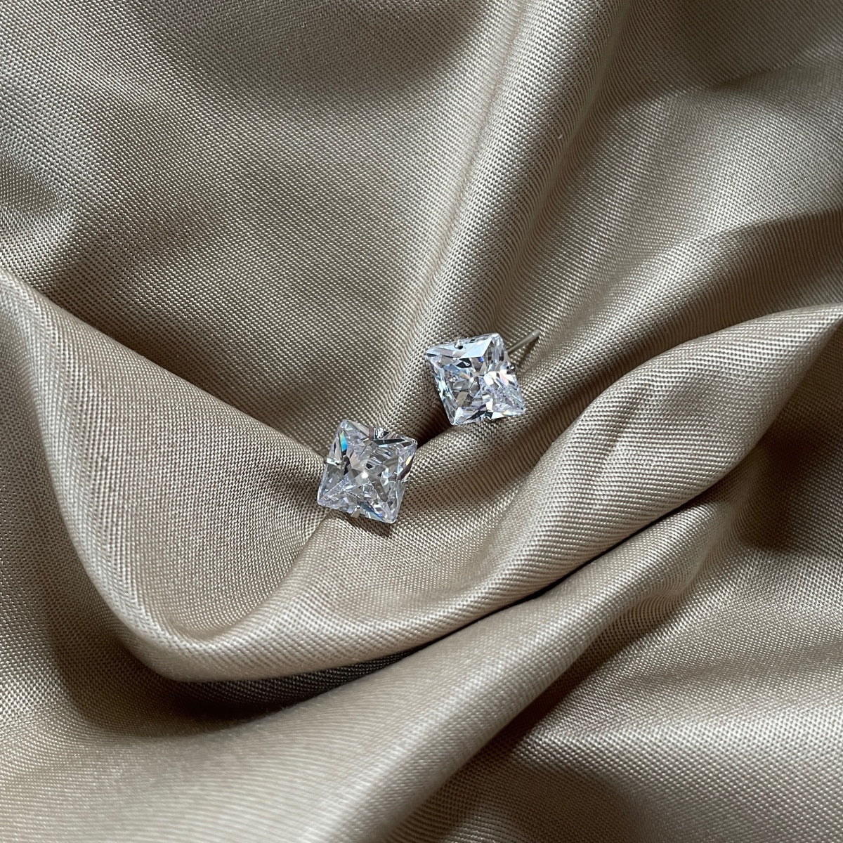 [Everoly JW]Stylish Shiny Square Center Stone Stud Earrings