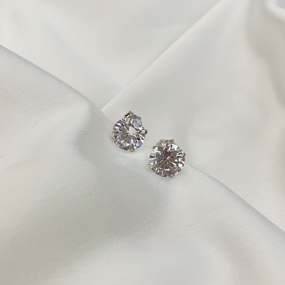 [Everoly JW]Stylish Shiny Round Center Stone Stud Earrings