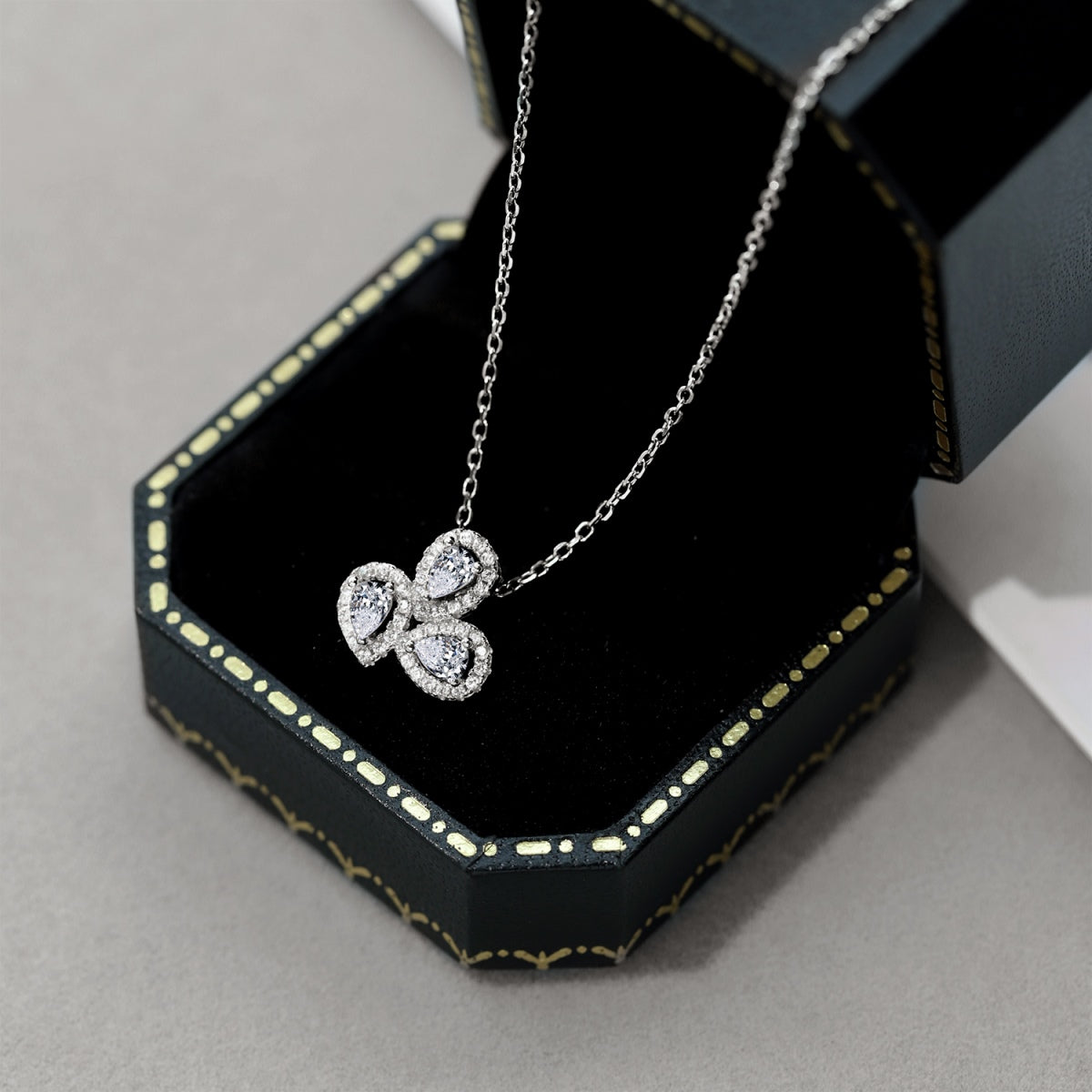 [Everoly JW]Elegant Flower Shape Pear Cut Necklace