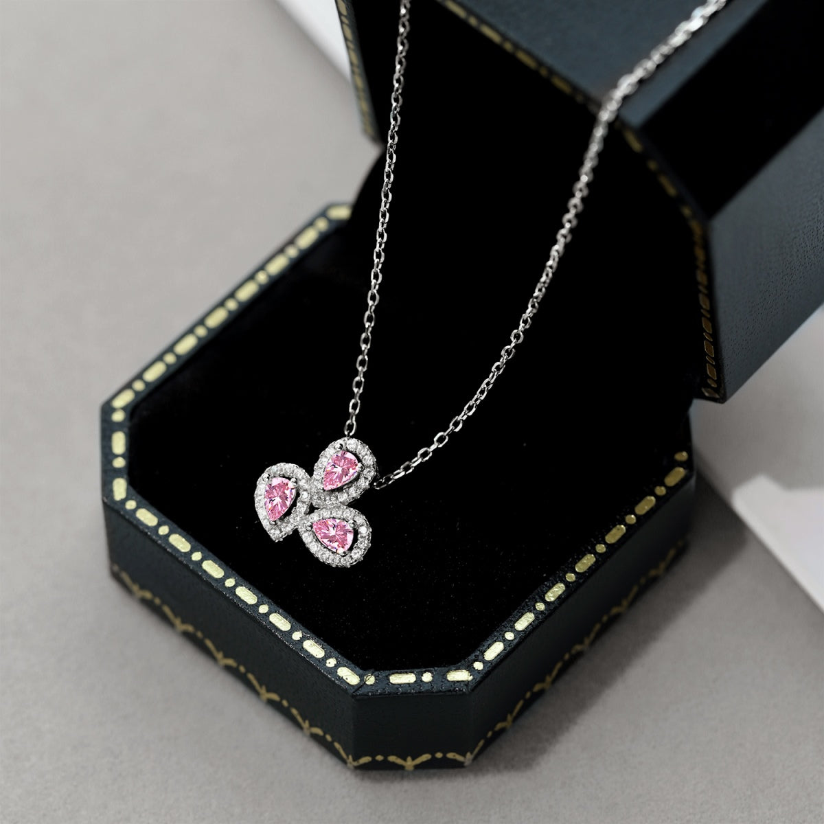 [Everoly JW]Elegant Flower Shape Pear Cut Necklace