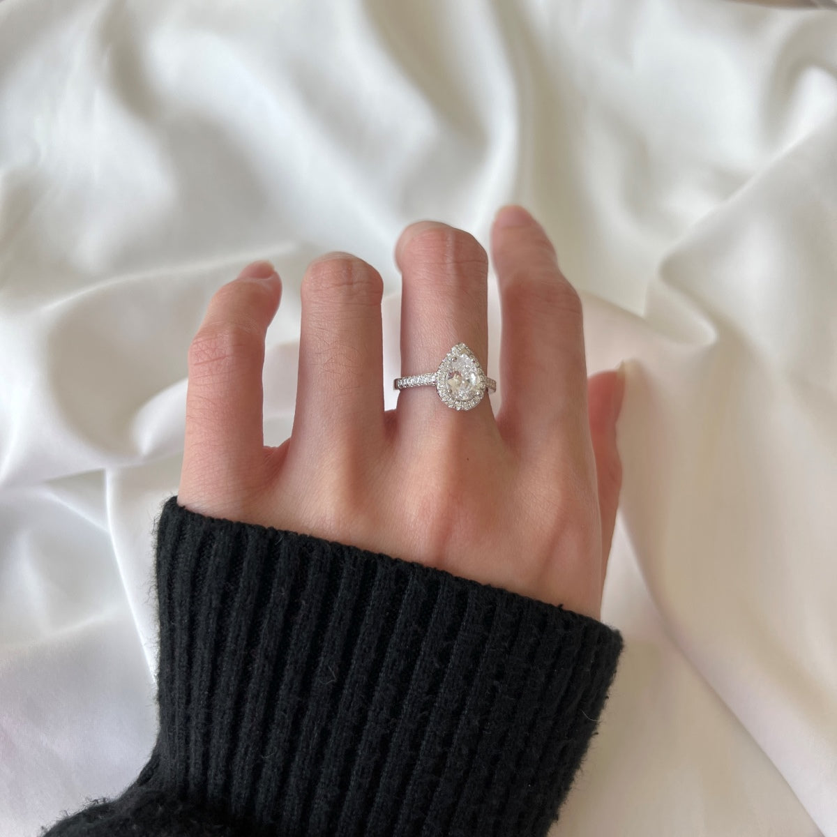 [Everoly JW]1.0 Carat Luxurious Resplendent Water Drop Shape Wedding Ring