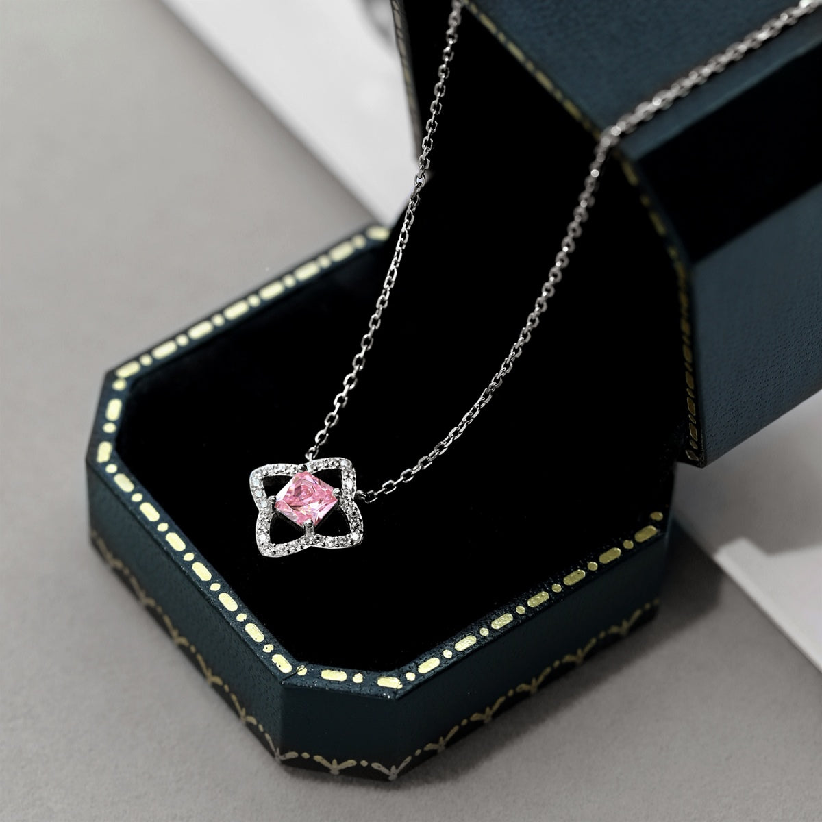 [Everoly JW]Exquisite Flower Shape Princess Cut Necklace