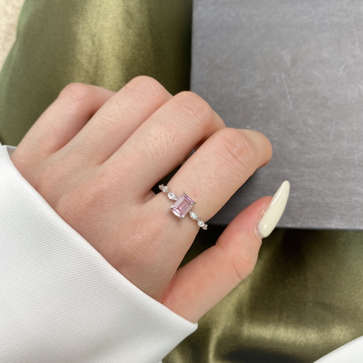 [Everoly JW]1.0 Carat Dainty Resplendent Radiant Cut Daily Ring