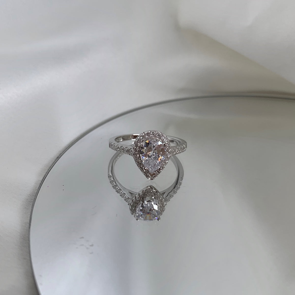 [Everoly JW]1.0 Carat Luxurious Resplendent Water Drop Shape Wedding Ring