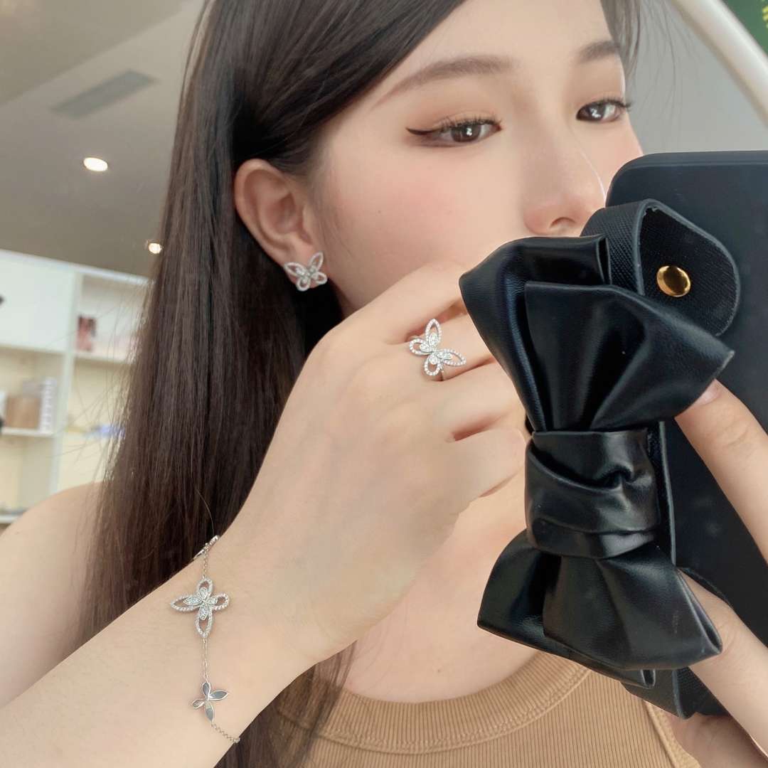 [Everoly JW]Delicate Butterfly Pendant Bracelet