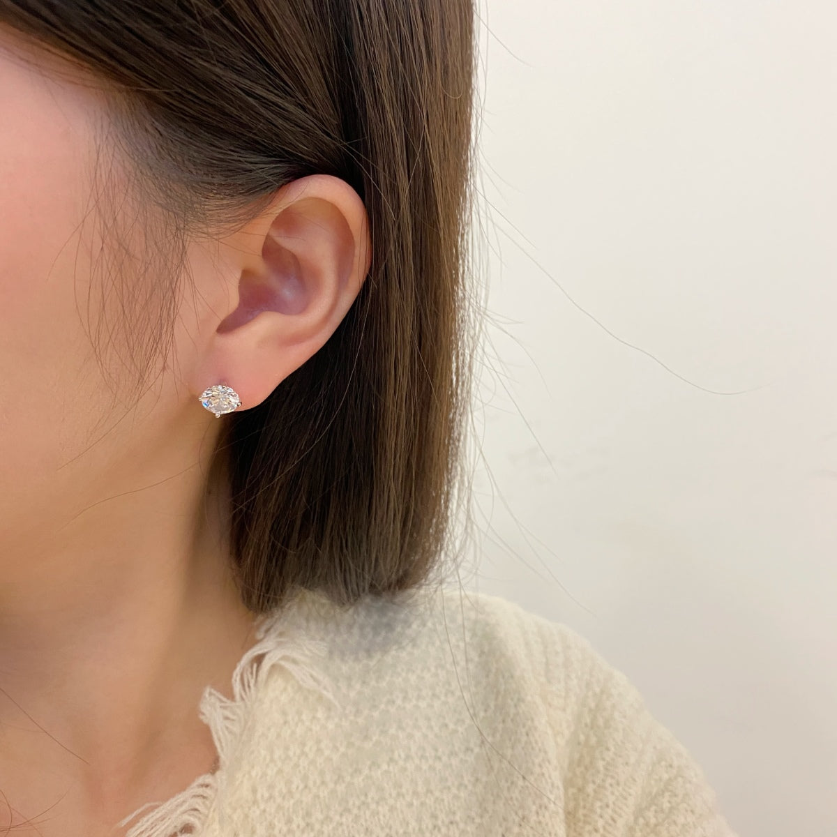 [Everoly JW]Stylish Shiny Round Center Stone Stud Earrings