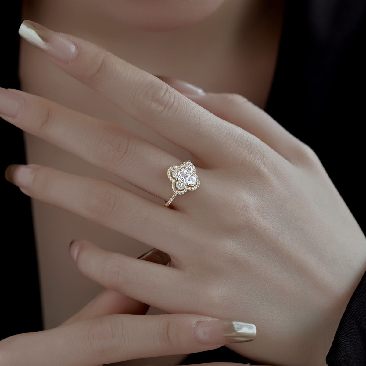[Everoly JW]Luxurious Eternity Flower Shape Banquet Ring