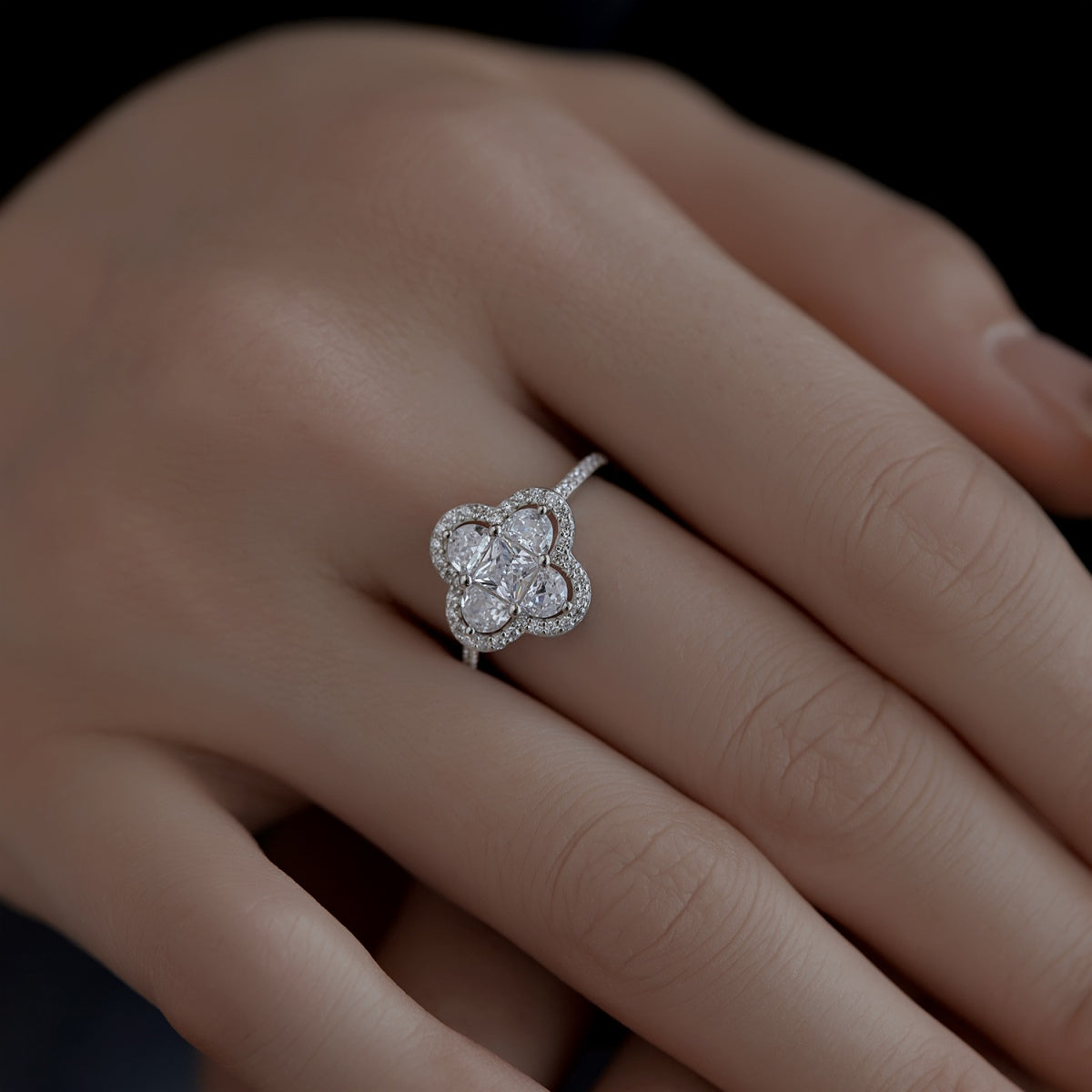 [Everoly JW]Luxurious Eternity Flower Shape Banquet Ring