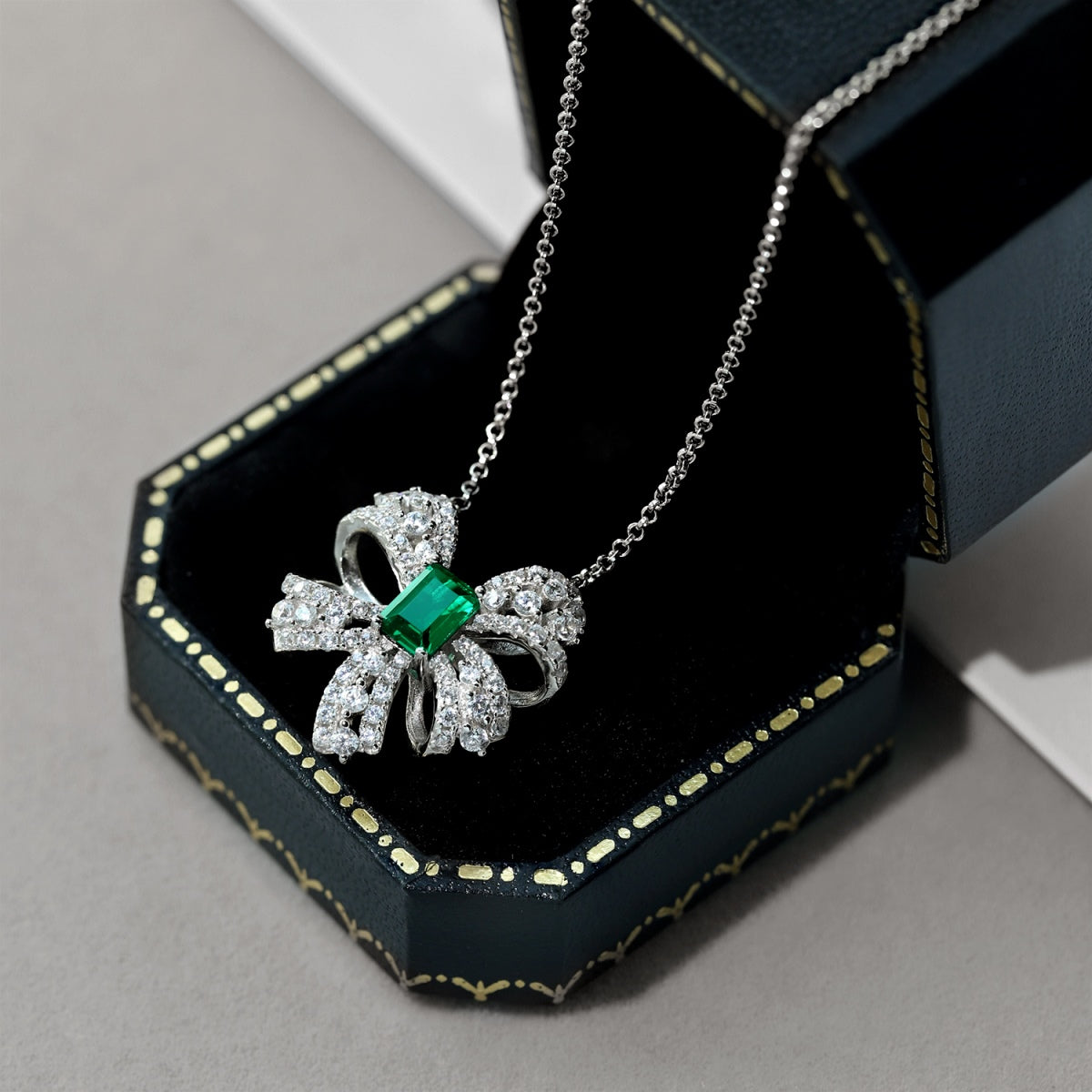 [Everoly JW]Luxurious Flower Shape Emerald Cut Necklace