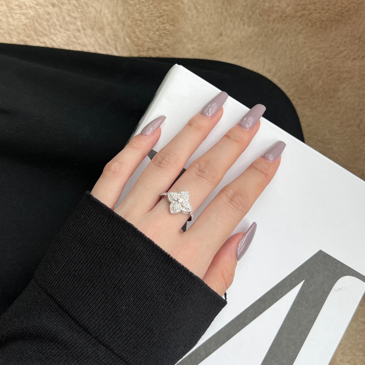 [Everoly JW]Luxurious Colorful Flower Shape Banquet Ring