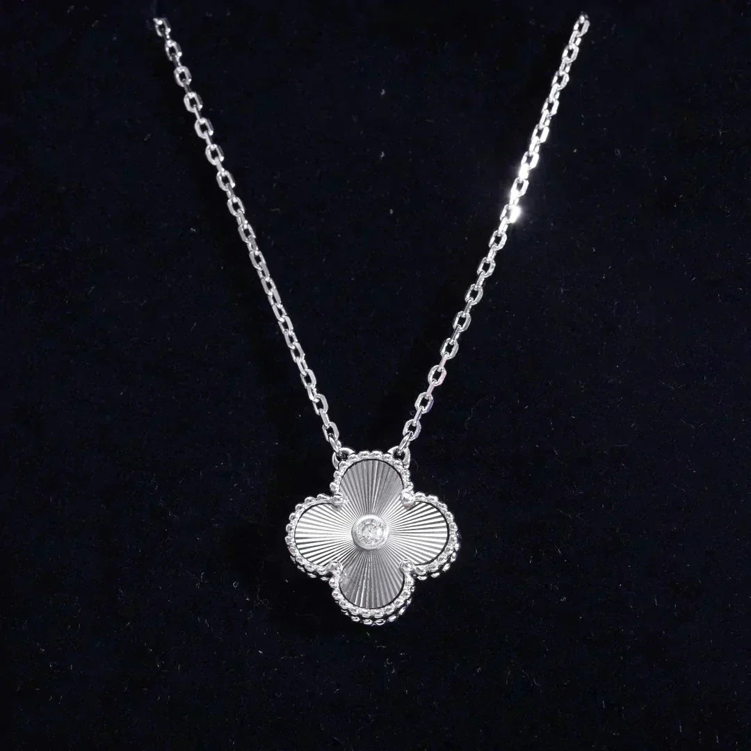 [Everoly JW]CLOVER  15MM DIAMOND LASER NECKLACE SILVER