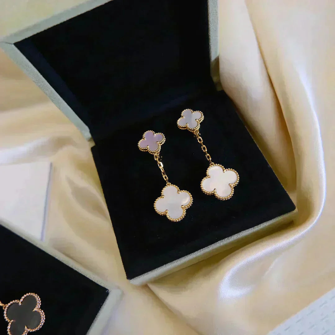 [Everoly JW]CLOVER 2 MOTIF WHITE MOP EARRINGS