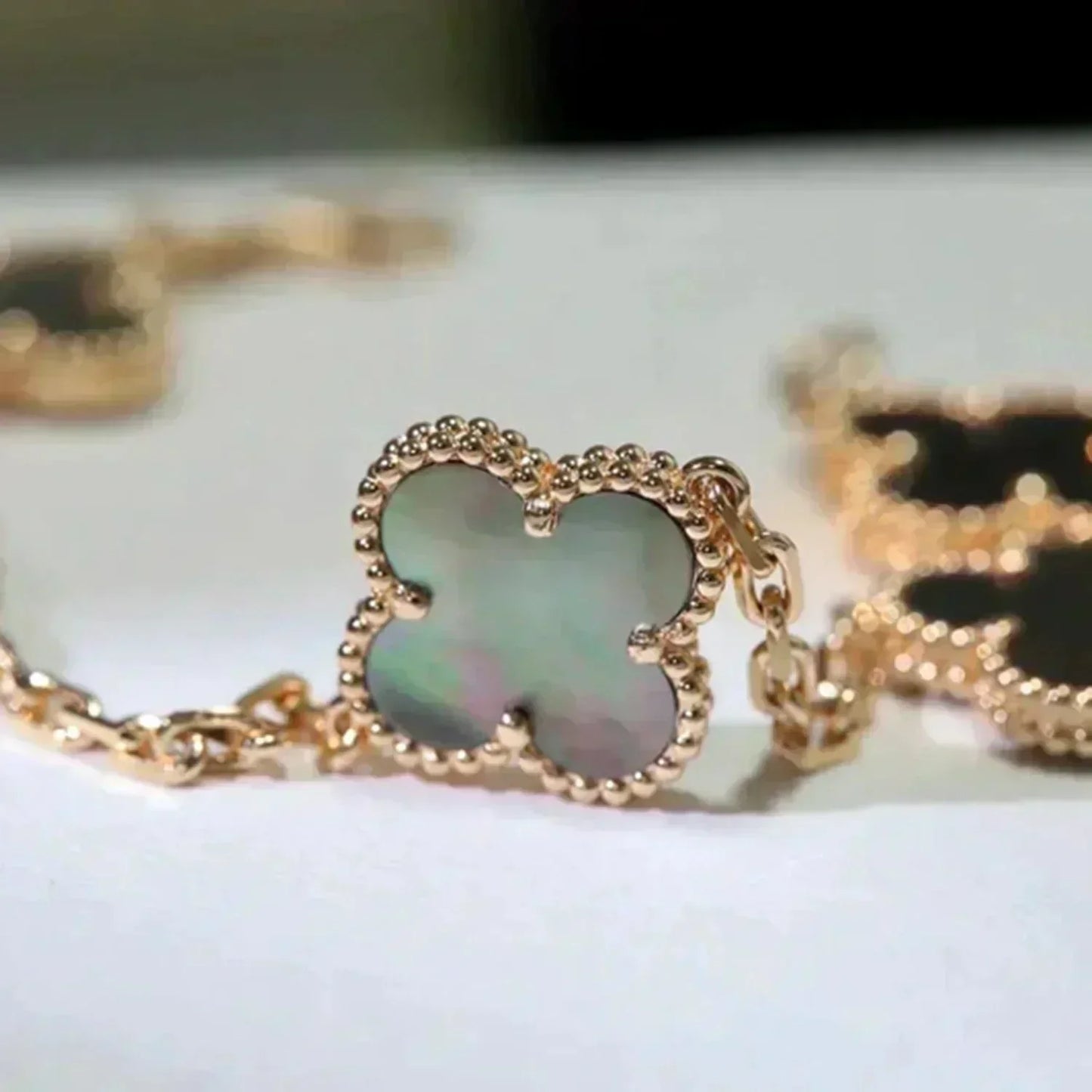 [Everoly JW]CLOVER 5 MOTIF GRAY MOP  BRACELET