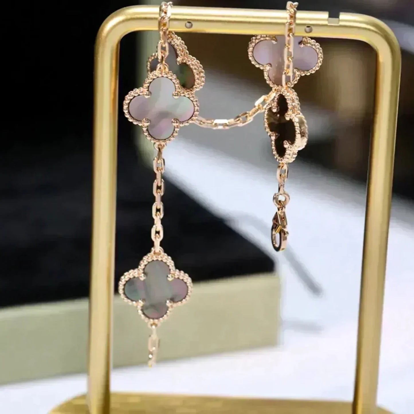 [Everoly JW]CLOVER 5 MOTIF GRAY MOP  BRACELET