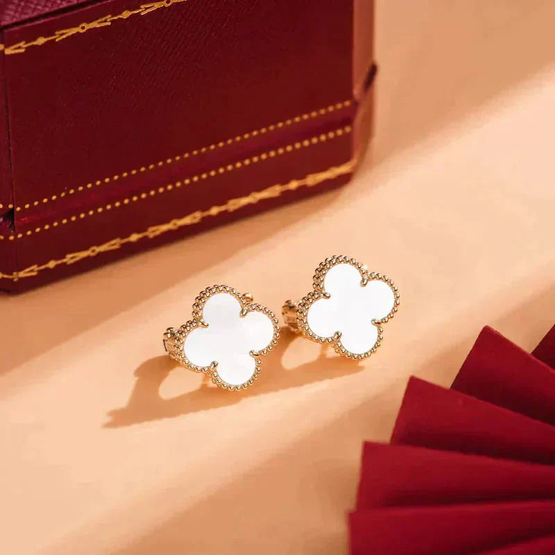 [Everoly JW]CLOVER MEDIUM 1 MOTIFS  WHITE MOP STUD EARRINGS
