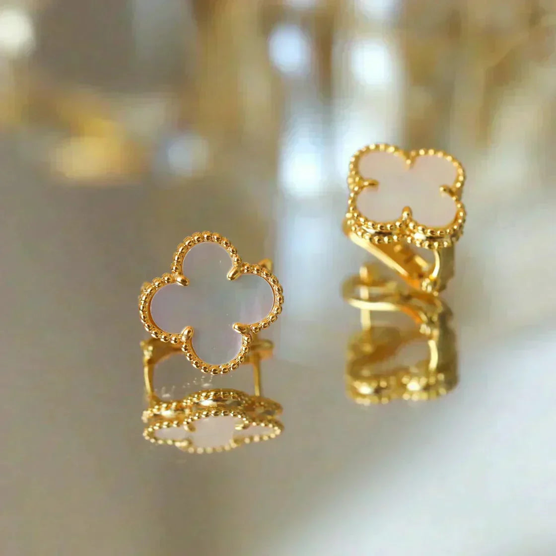 [Everoly JW]CLOVER MEDIUM 1 MOTIFS  WHITE MOP STUD EARRINGS