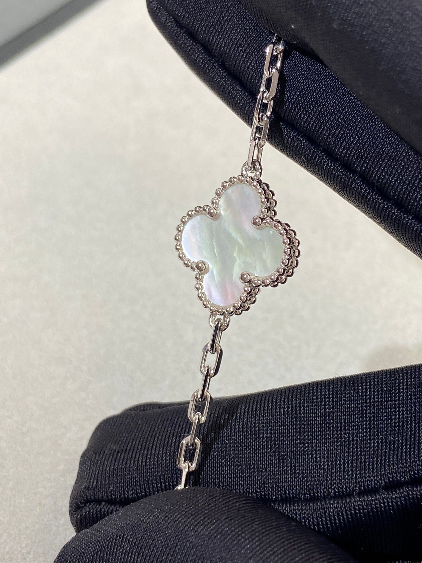 [Everoly JW]CLOVER SILVER MOP 5 MOTIF BRACELET