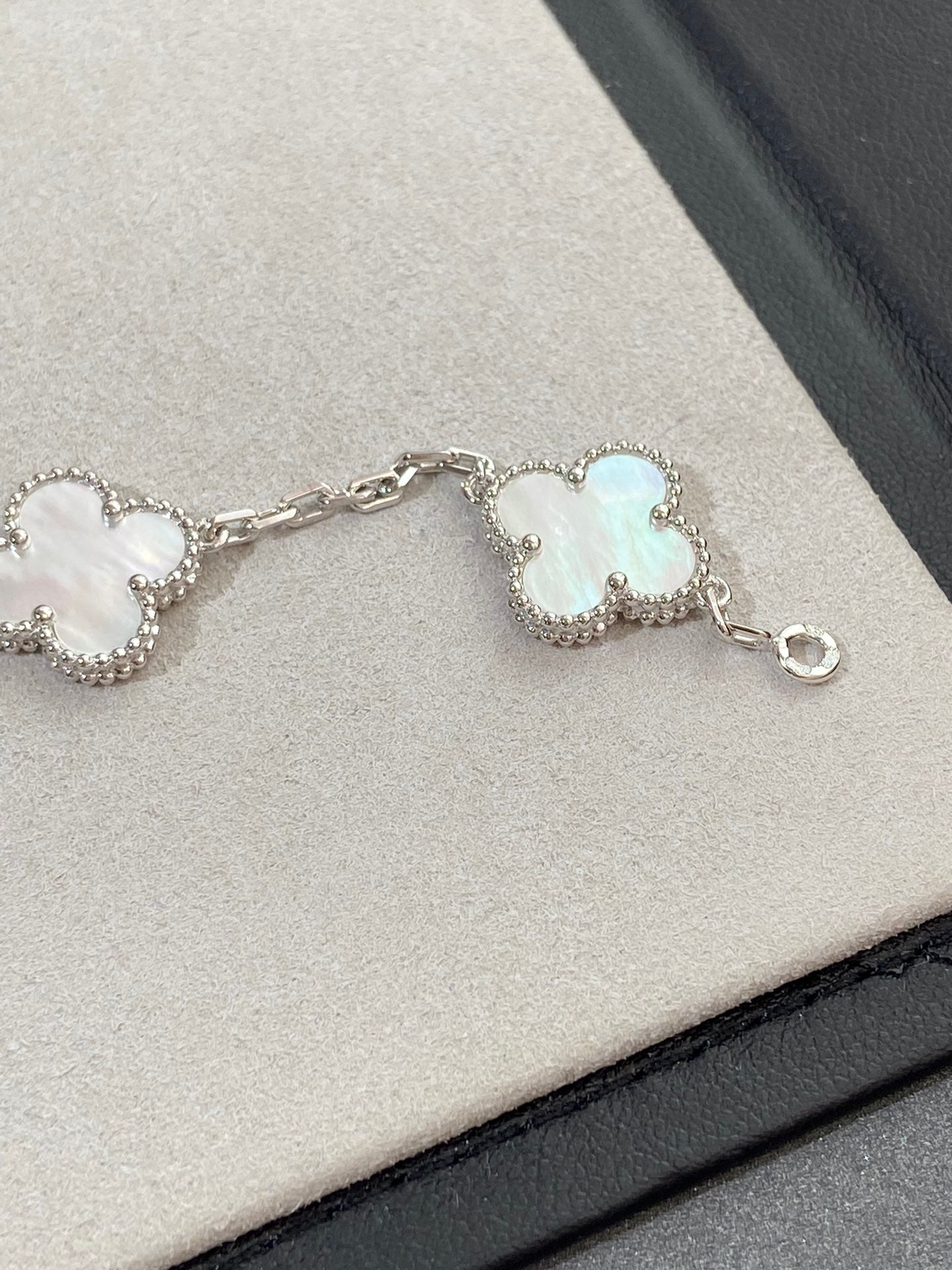 [Everoly JW]CLOVER SILVER MOP 5 MOTIF BRACELET