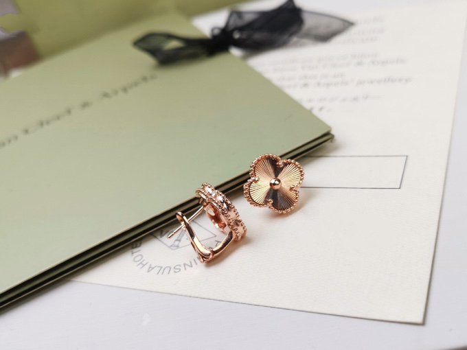[Everoly JW]CLOVER MEDIUM STUD EARRINGS