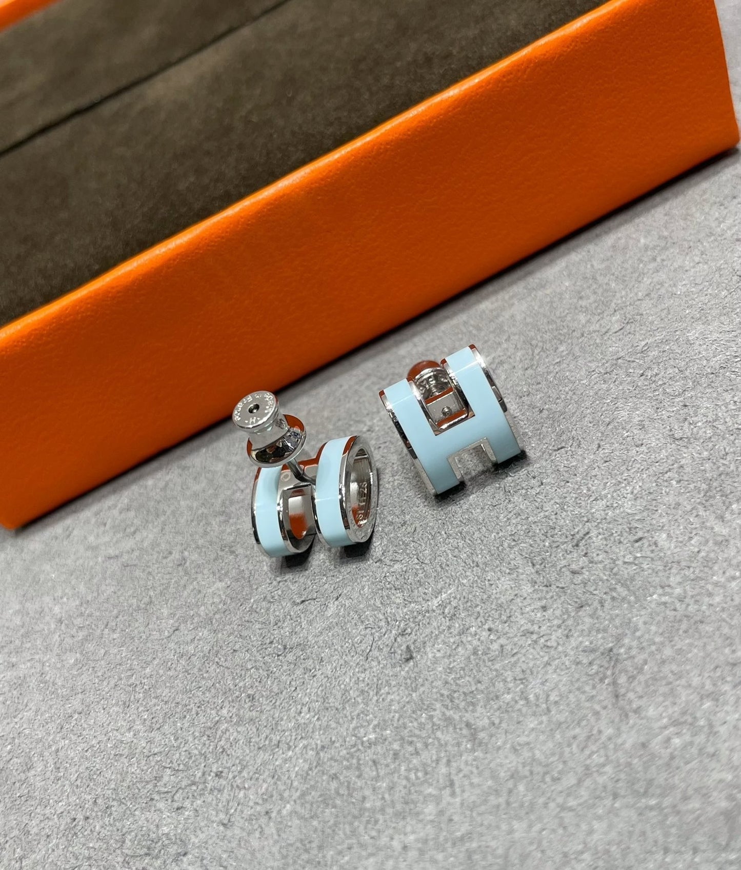 [Everoly JW]POP H SKY BLUE STUD EARRINGS