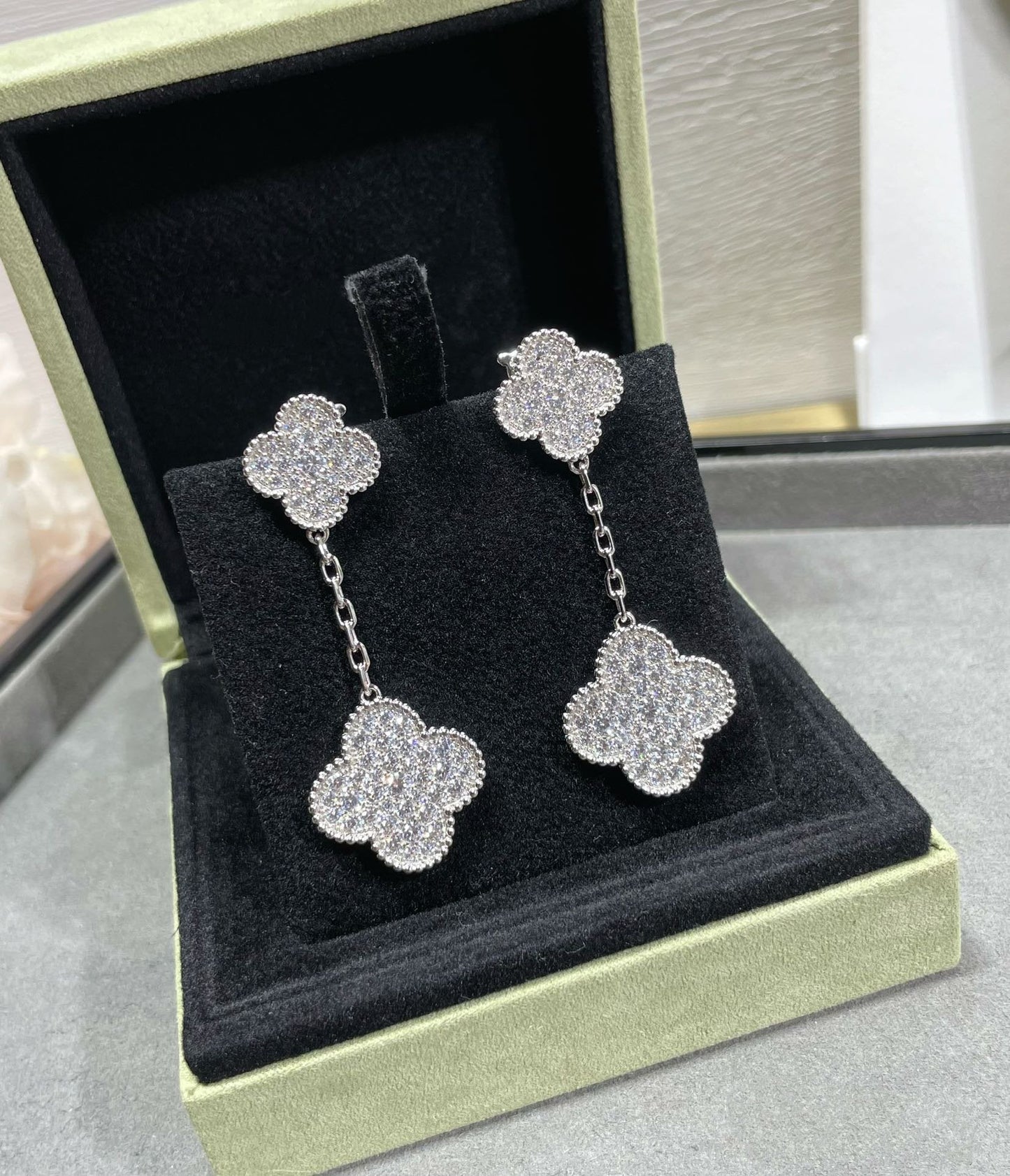 [Everoly JW]CLOVER 2 MOTIFS DIAMOND PAVED SILVER EARRINGS