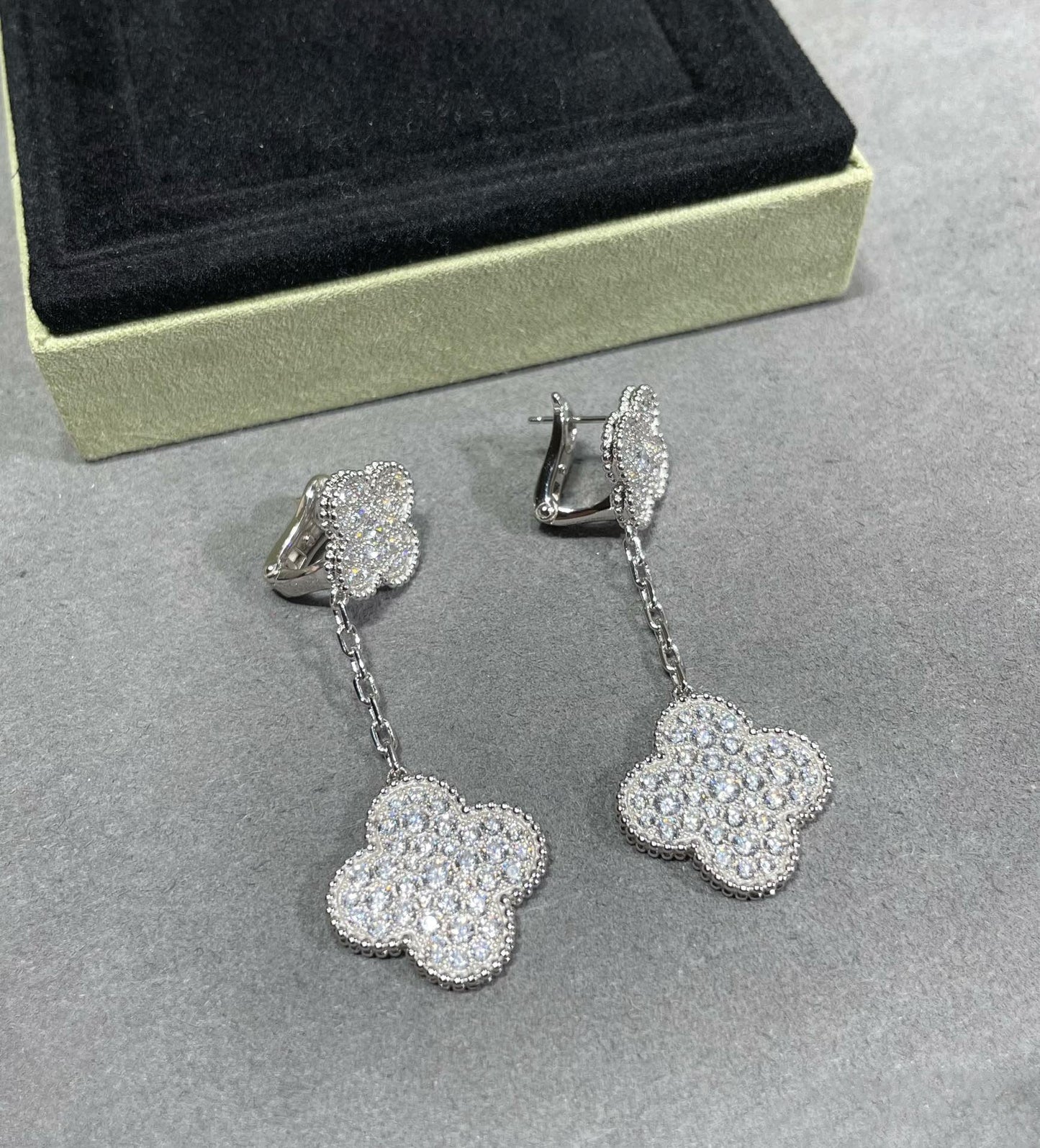 [Everoly JW]CLOVER 2 MOTIFS DIAMOND PAVED SILVER EARRINGS