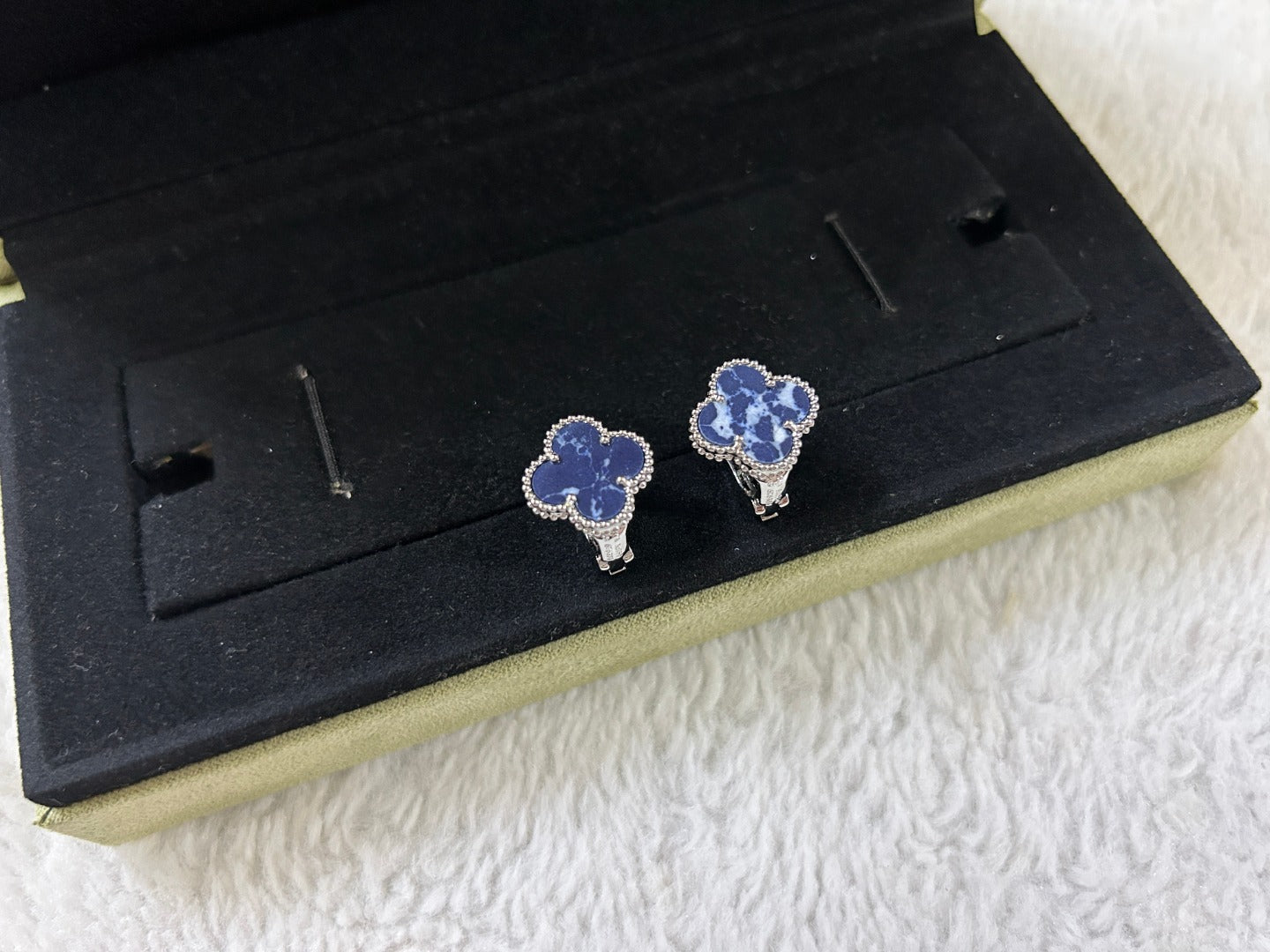 [Everoly JW]CLOVER PIETERSITE MEDIUM STUD EARRINGS