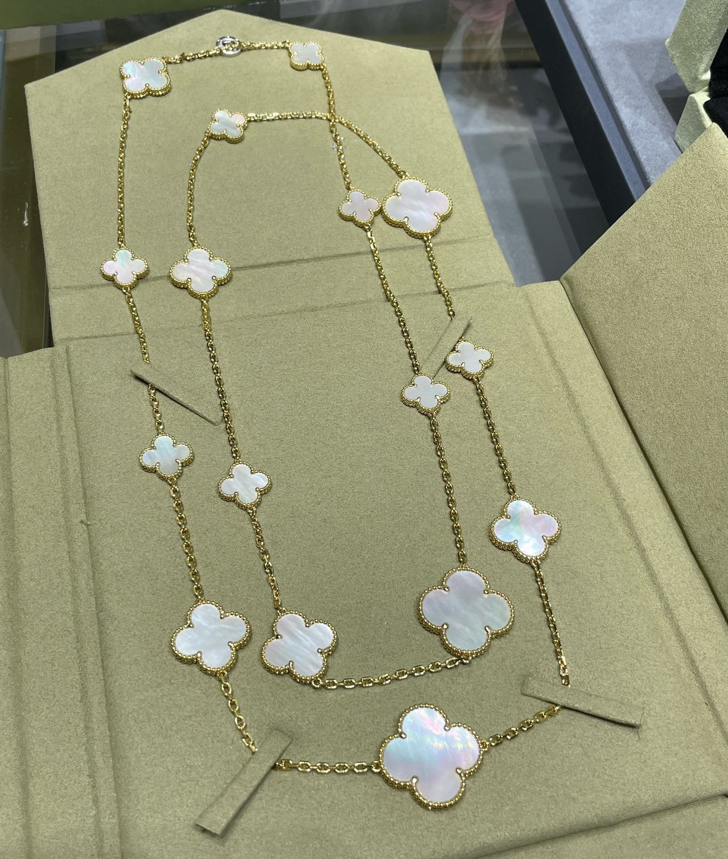 [Everoly JW]CLOVER 16 MOTIF WHITE MOP GOLD NECKLACE