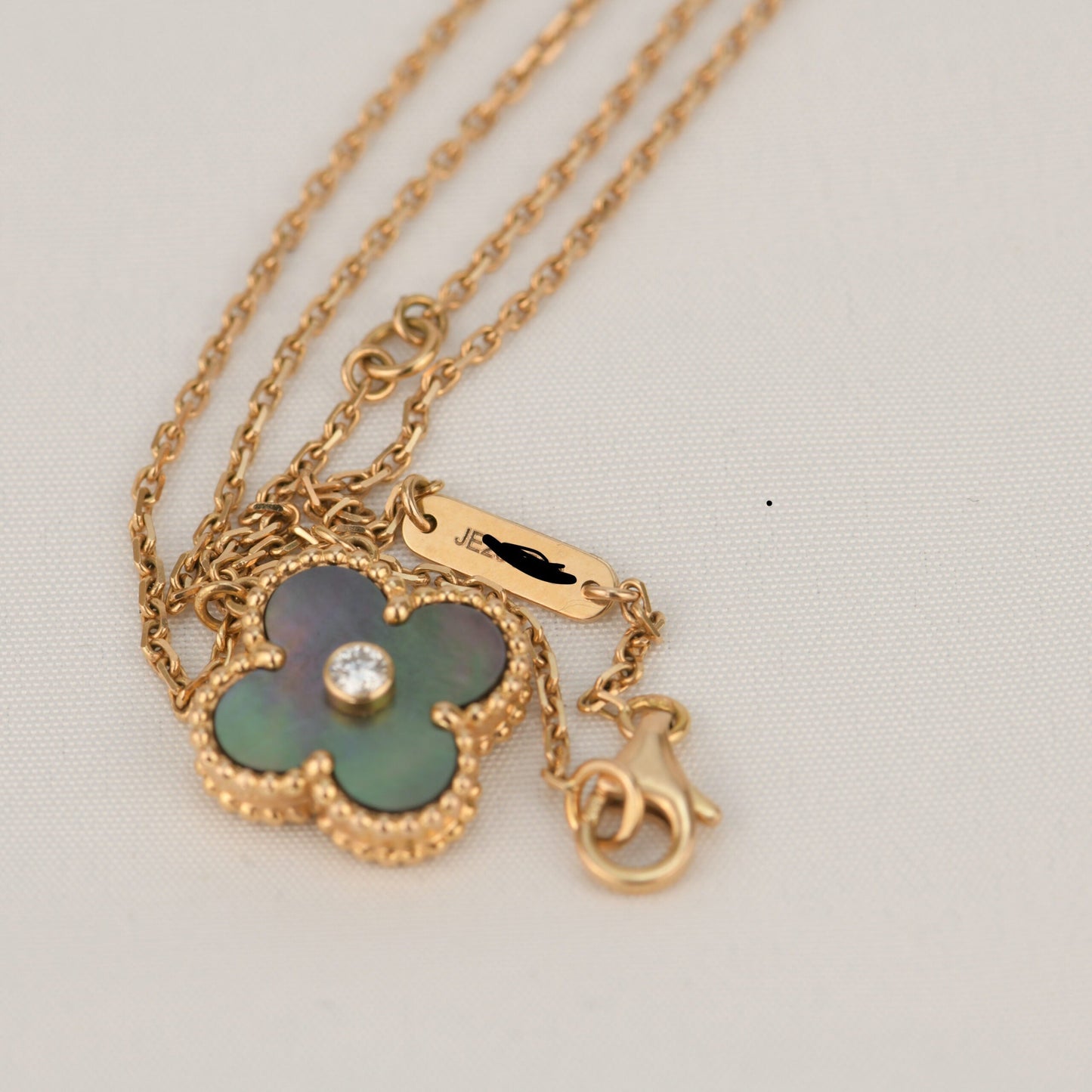 [Everoly JW]CLOVER 15MM DIAMOND AND MOTHER-OF-GREY NECKLACE