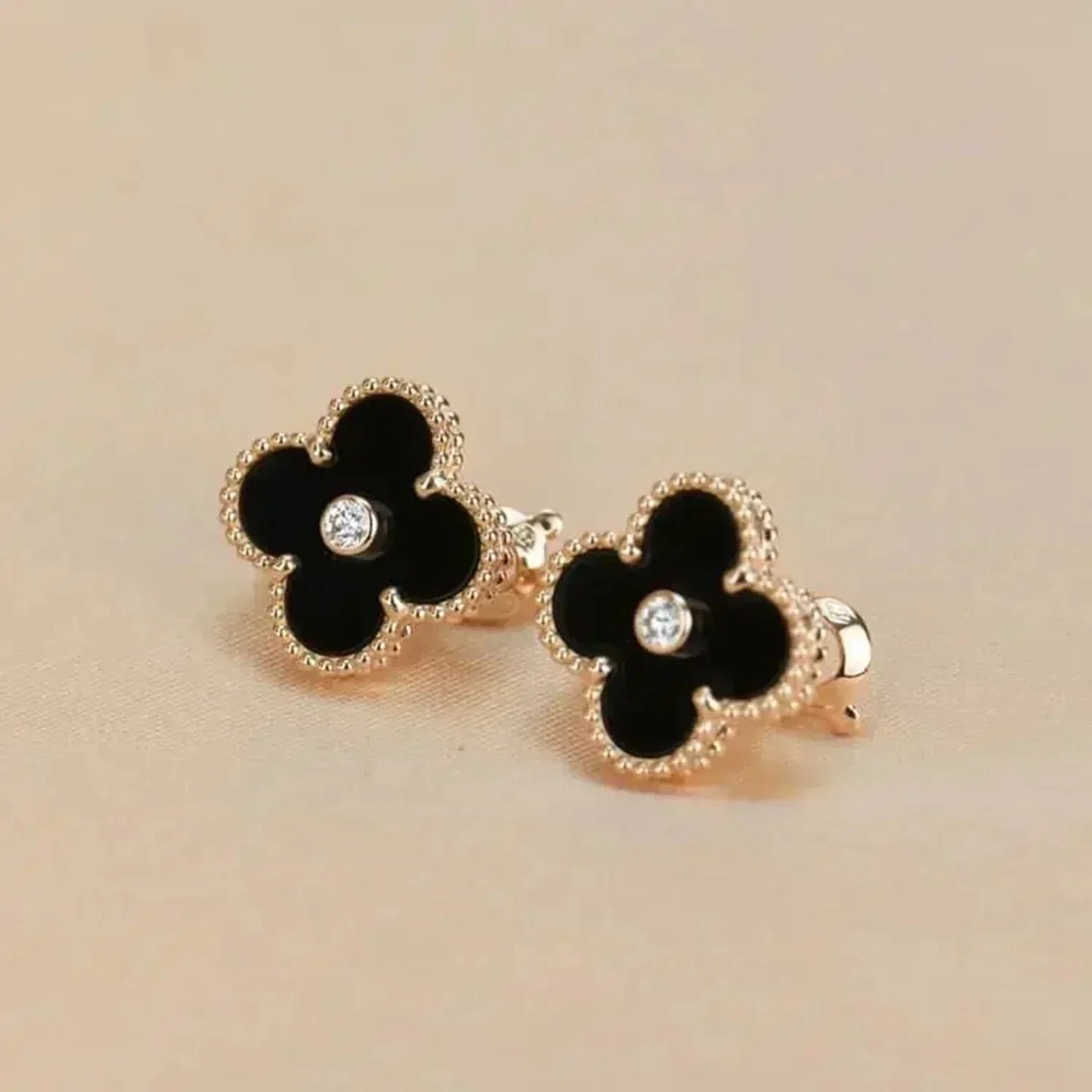 [Everoly JW]CLOVER MEDIUM 1 MOTIFS ONYX DIAMOND EARRINGS