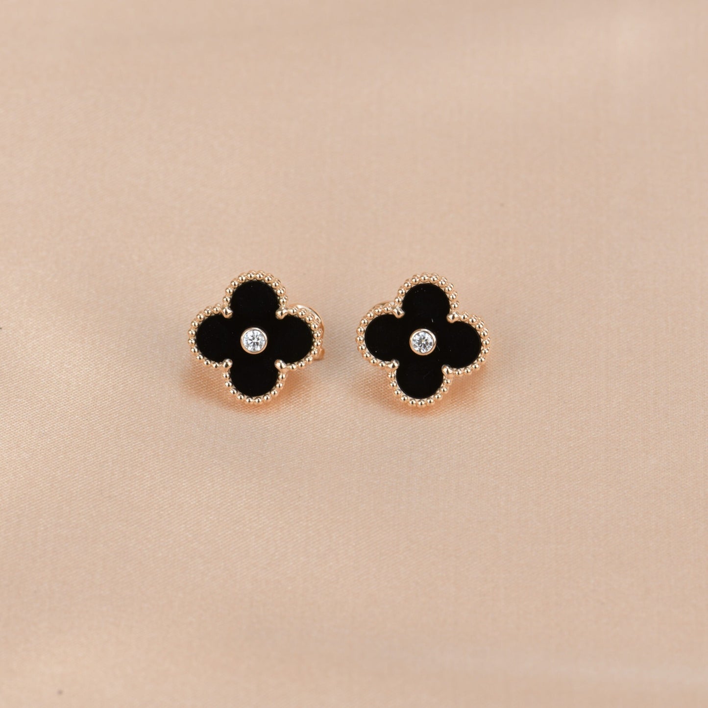 [Everoly JW]CLOVER MEDIUM 1 MOTIFS ONYX DIAMOND EARRINGS