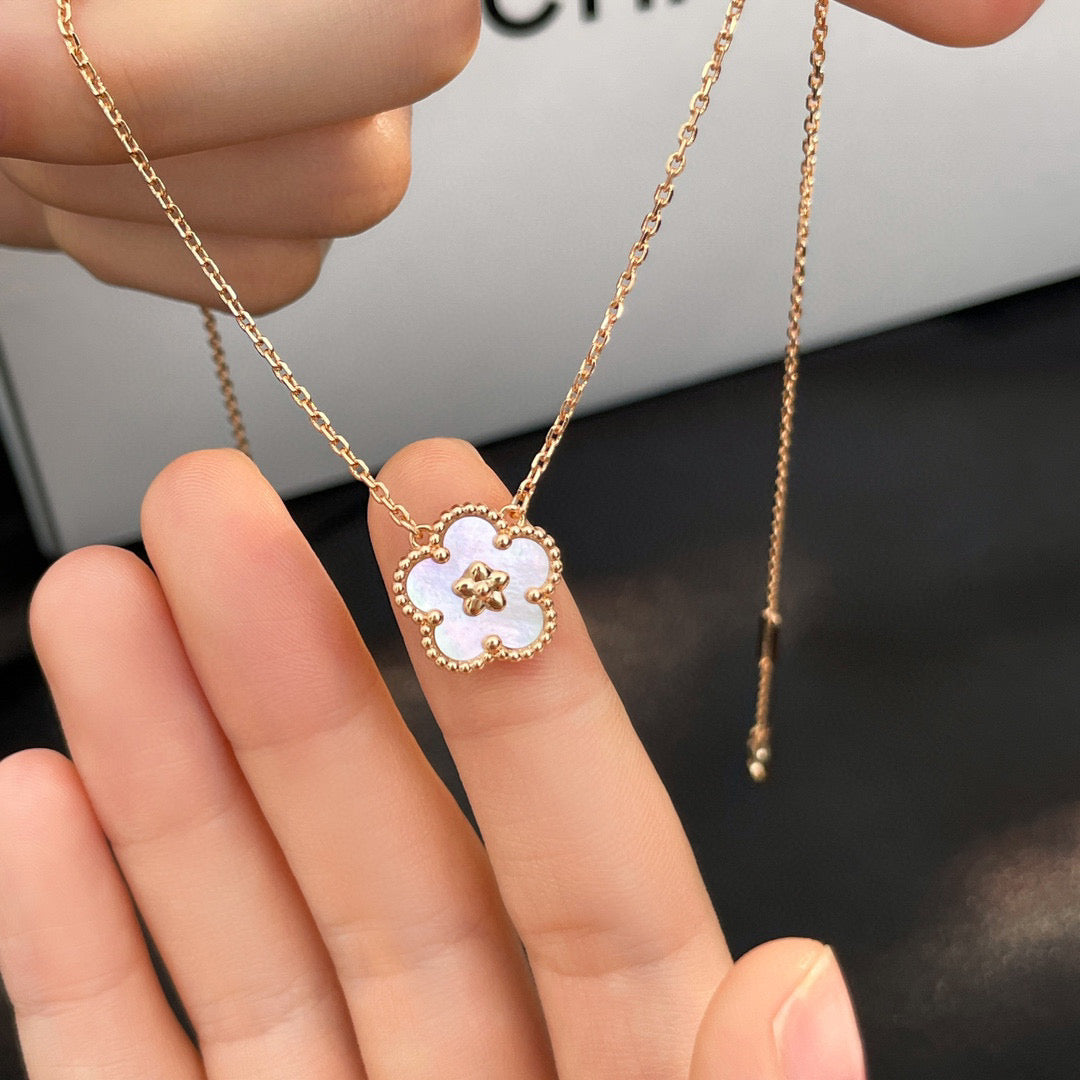 [Everoly JW]LUCKY  WHITE MOP  PLUM BLOSSOM NECKLACE