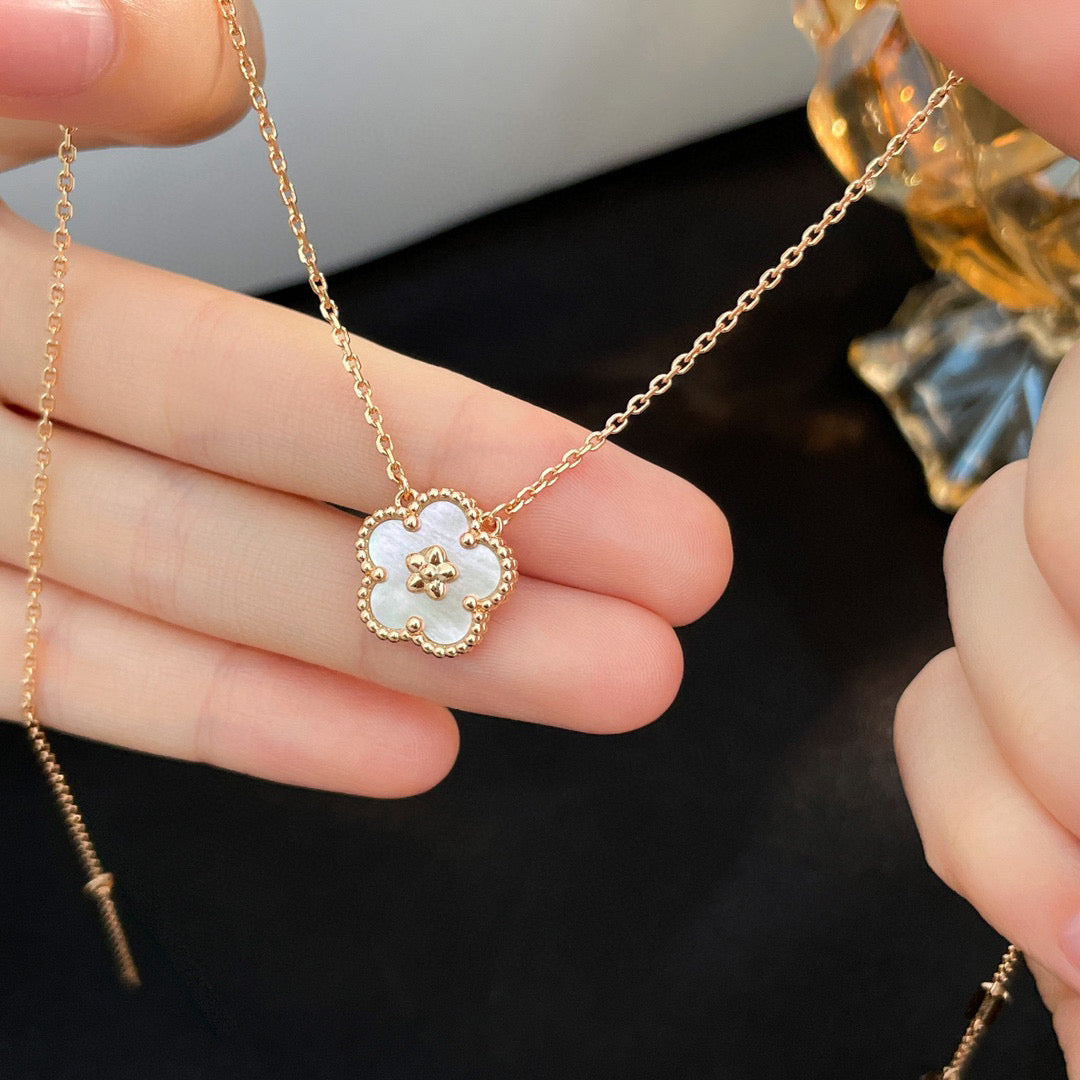[Everoly JW]LUCKY  WHITE MOP  PLUM BLOSSOM NECKLACE