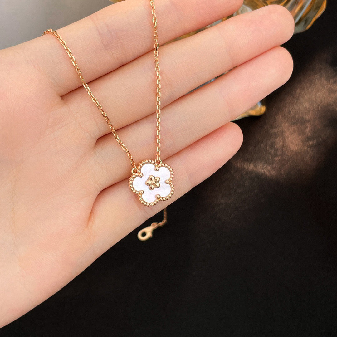 [Everoly JW]LUCKY  WHITE MOP  PLUM BLOSSOM NECKLACE