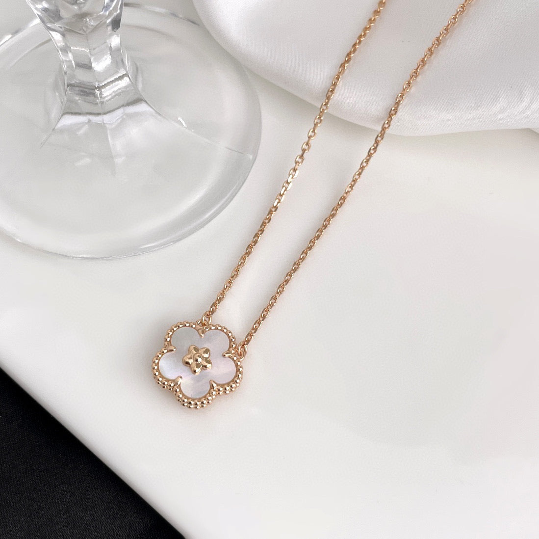 [Everoly JW]LUCKY  WHITE MOP  PLUM BLOSSOM NECKLACE