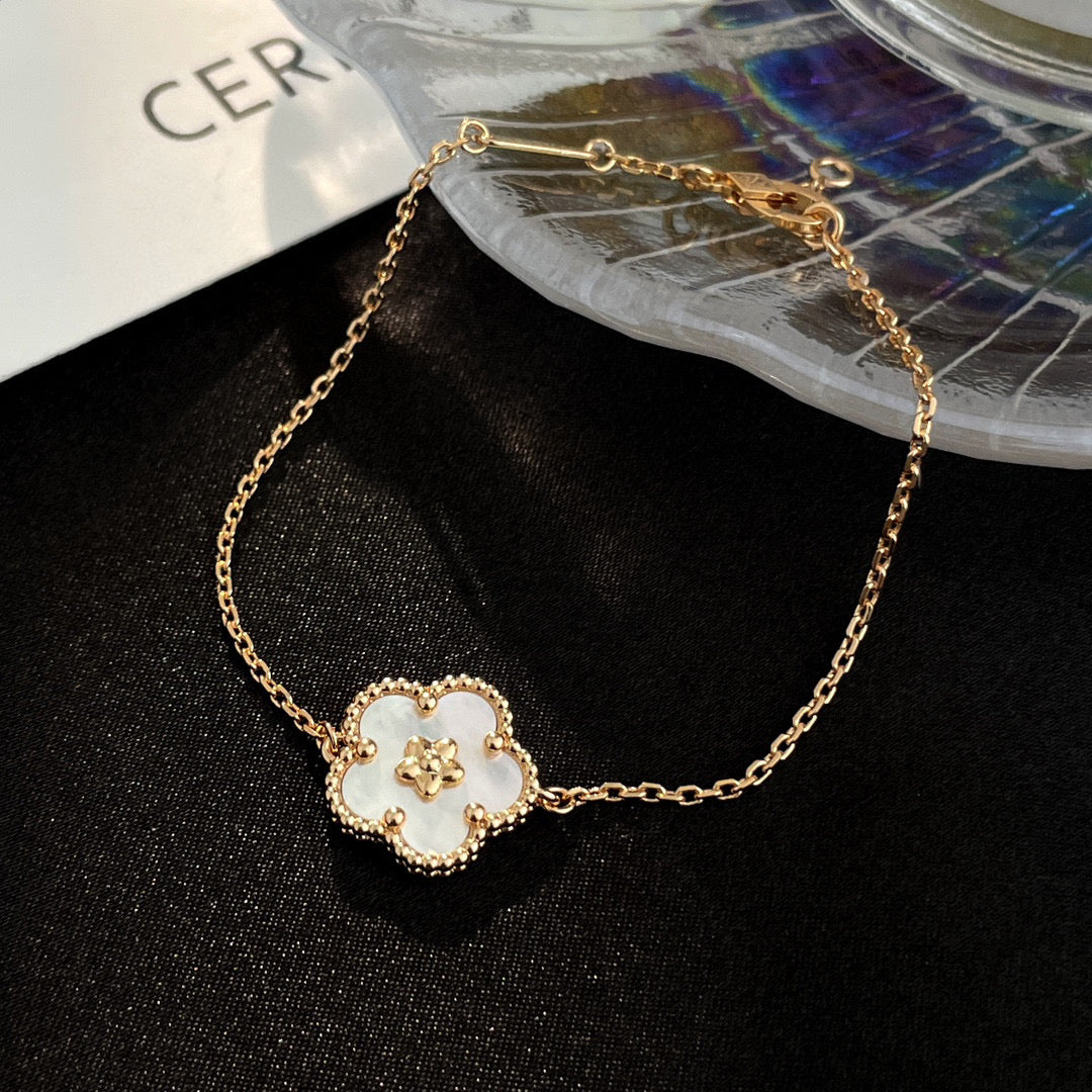 [Everoly JW]LUCKY WHITE MOP PLUM BLOSSOM  BRACELET