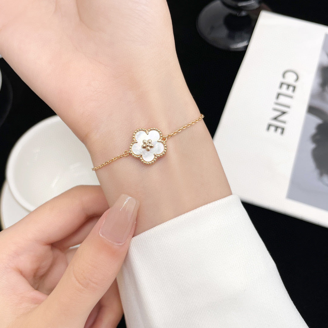 [Everoly JW]LUCKY WHITE MOP PLUM BLOSSOM  BRACELET