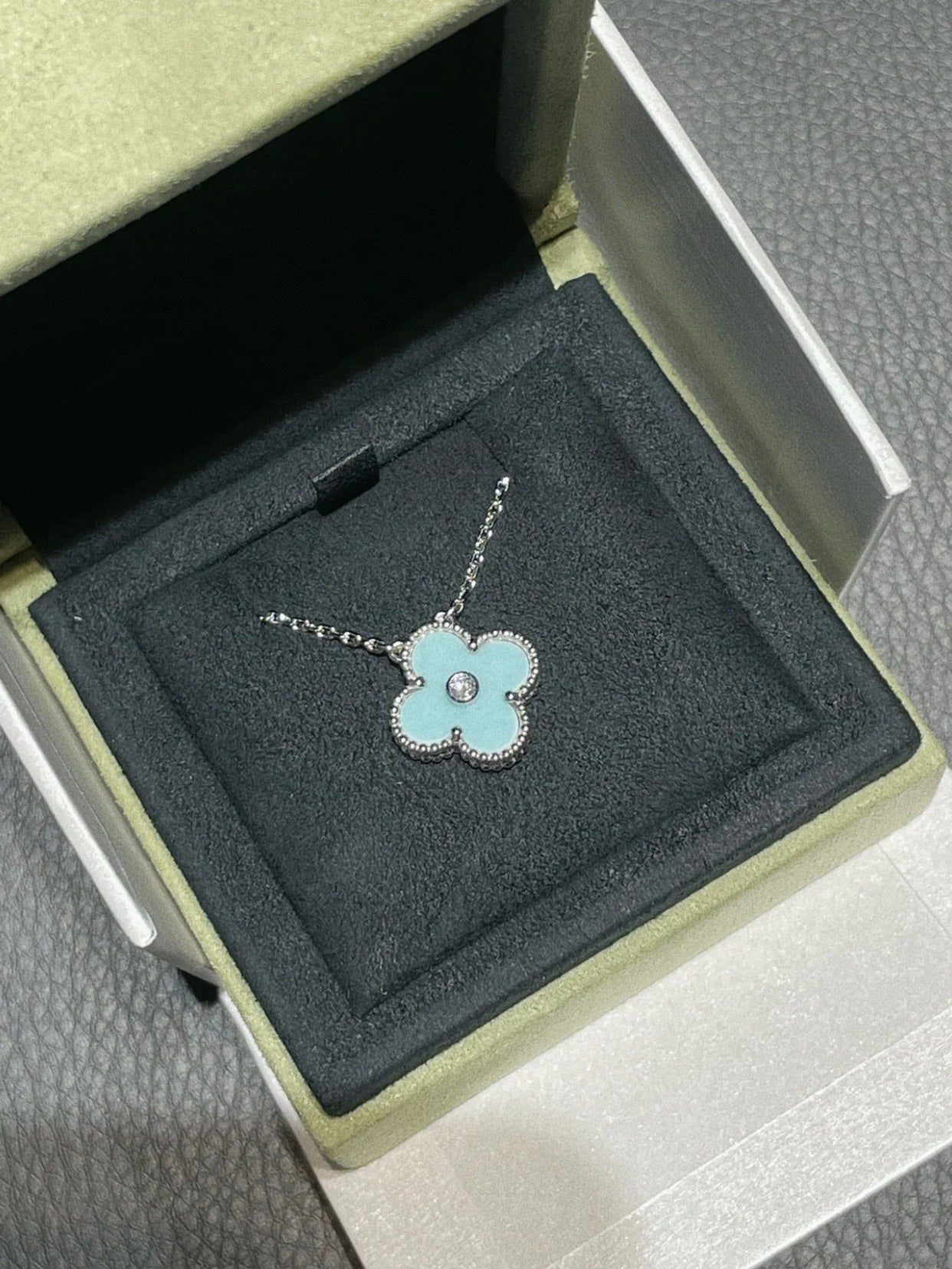 [Everoly JW]CLOVER 1 DIAMOND LIGHT BLUE SILVER NECKLACE