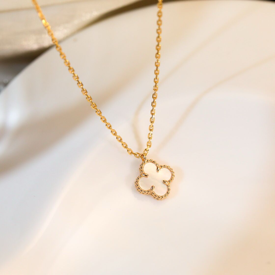 [Everoly JW]CLOVER MINI 9.5MM WHITE MOTHER-OF-PEARL NECKLACE