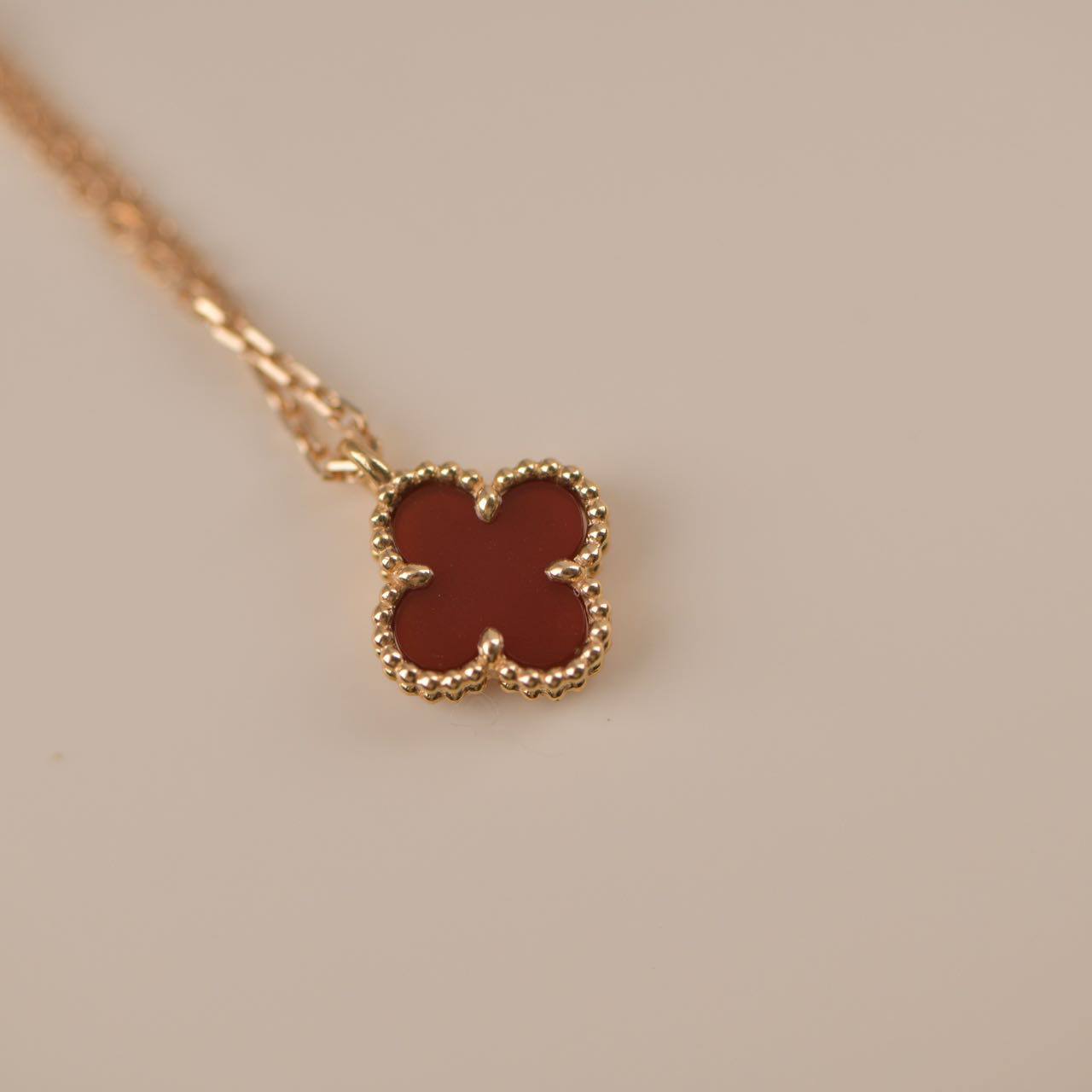 [Everoly JW]CLOVER MINI 9.5MM WHITE CARNELIANS NECKLACE