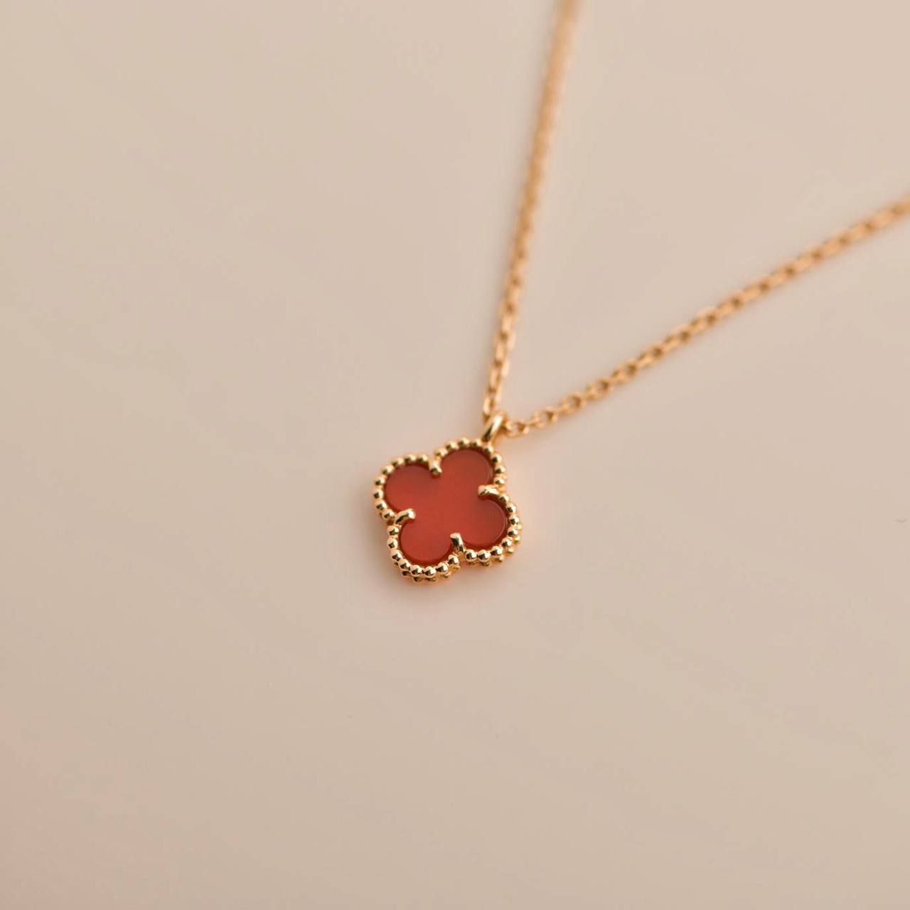[Everoly JW]CLOVER MINI 9.5MM WHITE CARNELIANS NECKLACE