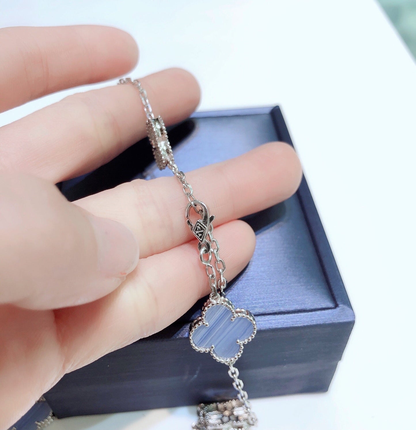 [Everoly JW]CLOVER 10 MOTIFS CHALCEDONY DIAMONDS SILVER NECKLACE