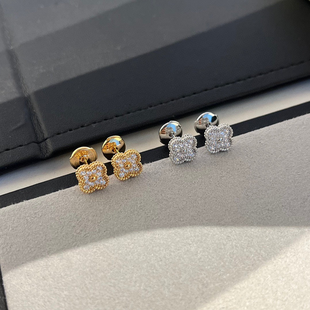[Everoly JW]CLOVER MINI DIAMOND STUD EARRINGS