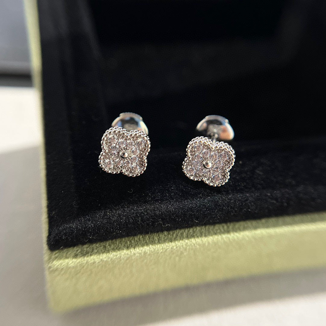 [Everoly JW]CLOVER MINI DIAMOND STUD EARRINGS