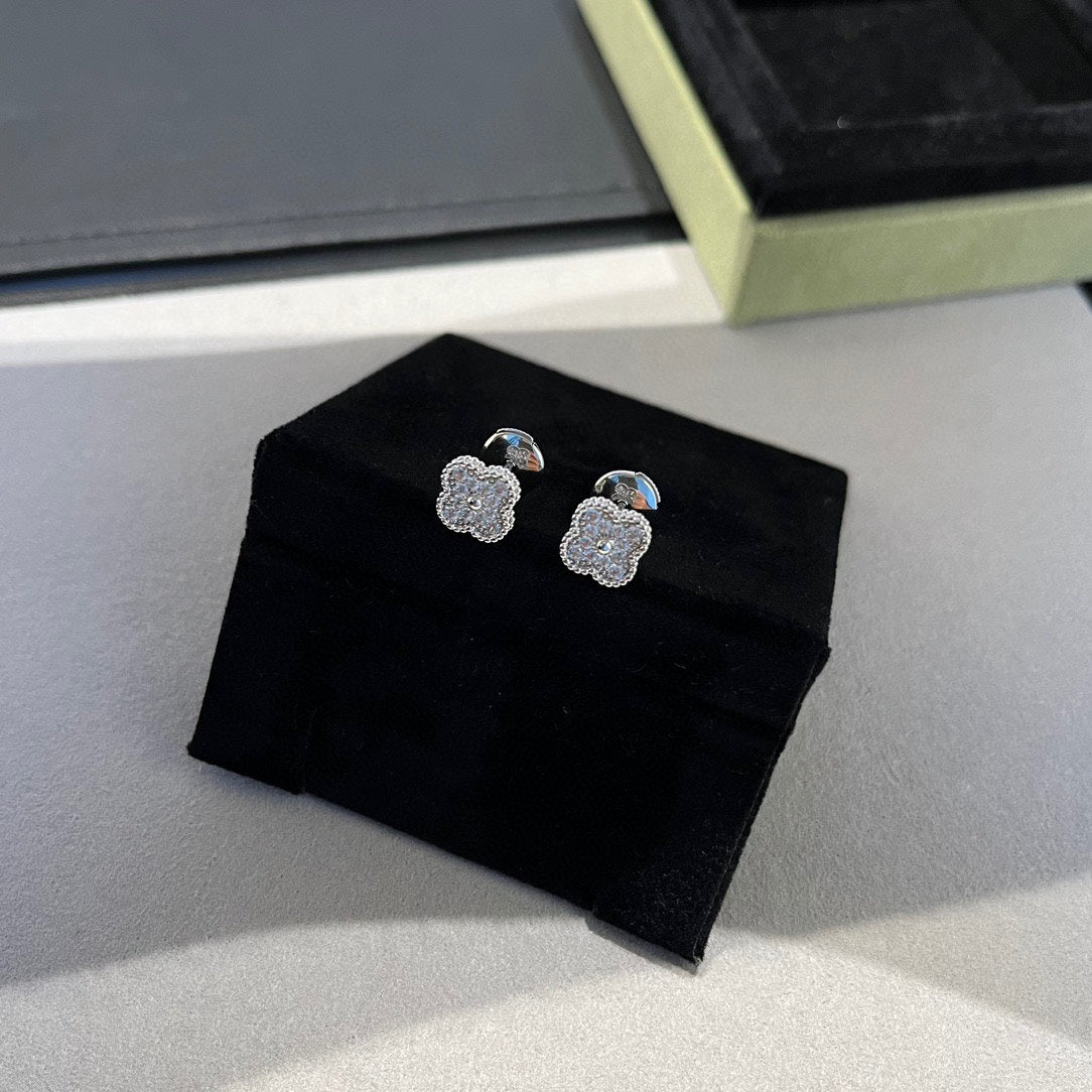[Everoly JW]CLOVER MINI DIAMOND STUD EARRINGS