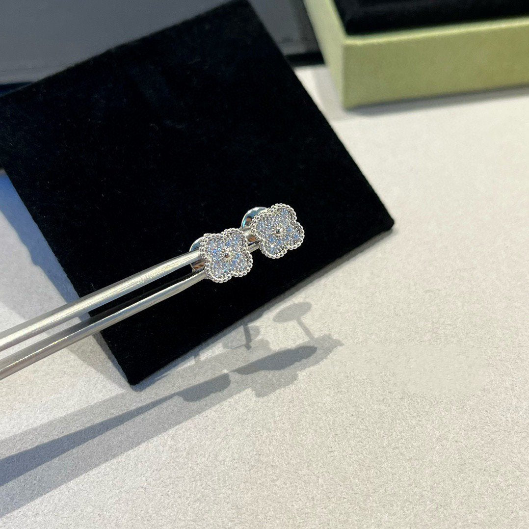 [Everoly JW]CLOVER MINI DIAMOND STUD EARRINGS